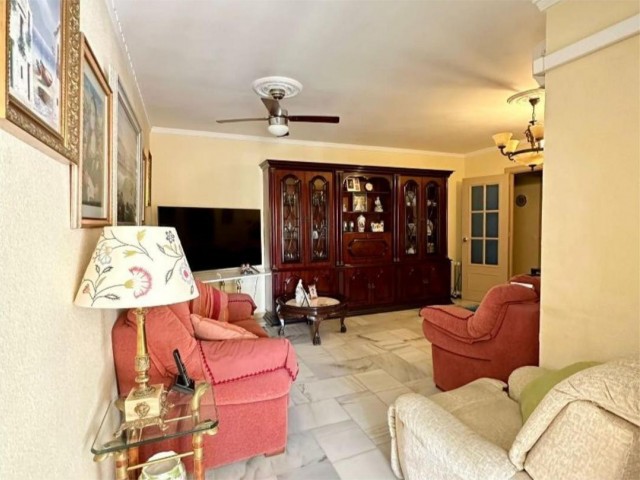 Apartamento con 4 Dormitorios  en La Carihuela