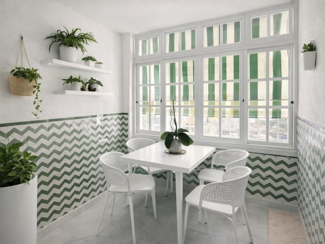 Apartamento con 4 Dormitorios  en La Carihuela