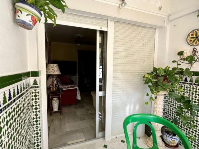 Apartamento con 4 Dormitorios  en La Carihuela