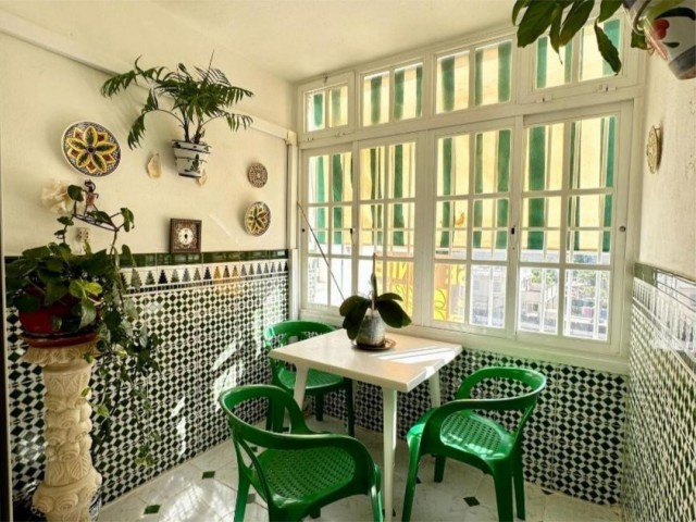 Apartamento con 4 Dormitorios  en La Carihuela