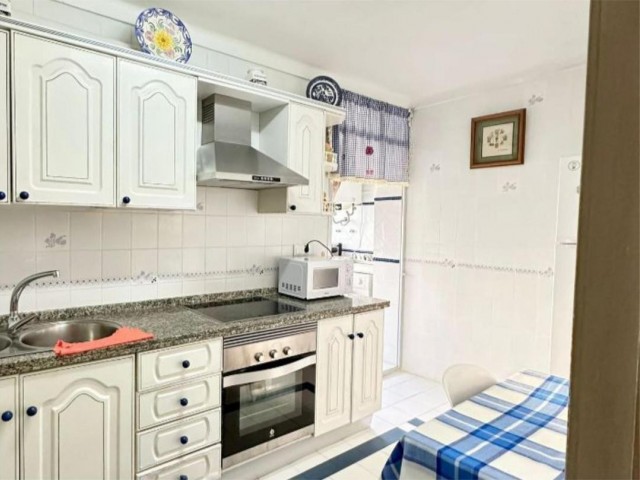 Apartamento con 4 Dormitorios  en La Carihuela