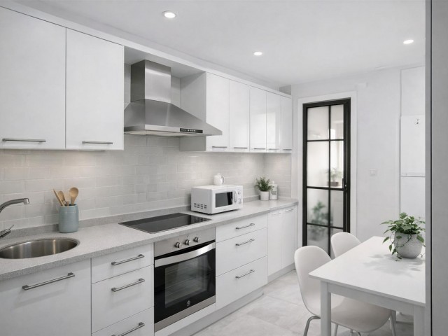 Apartamento con 4 Dormitorios  en La Carihuela