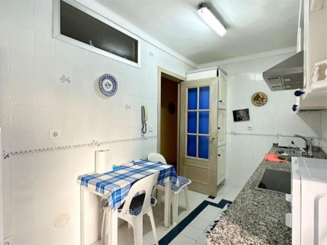 Apartamento con 4 Dormitorios  en La Carihuela