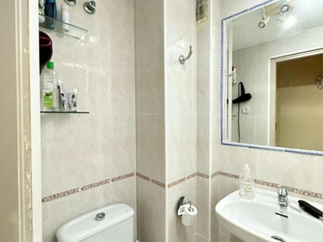 Apartamento con 4 Dormitorios  en La Carihuela