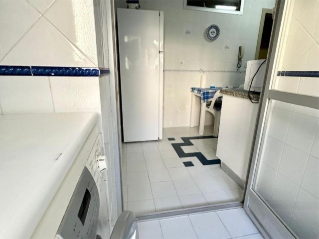 Apartamento con 4 Dormitorios  en La Carihuela