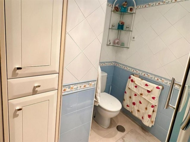 Apartamento con 4 Dormitorios  en La Carihuela