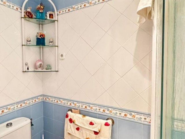 Apartamento con 4 Dormitorios  en La Carihuela