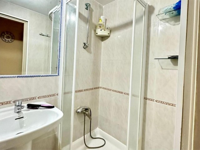 Apartamento con 4 Dormitorios  en La Carihuela