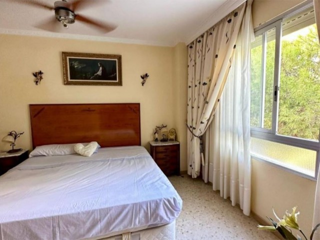 Apartamento con 4 Dormitorios  en La Carihuela