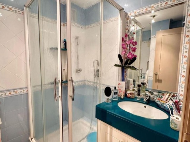 Apartamento con 4 Dormitorios  en La Carihuela