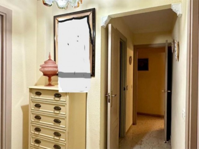 Apartamento con 4 Dormitorios  en La Carihuela