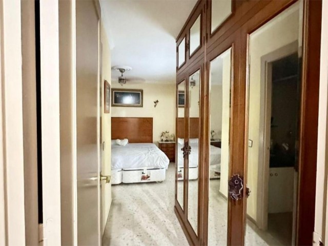 Apartamento con 4 Dormitorios  en La Carihuela