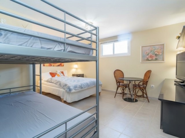 6 Soveroms Villa i Estepona