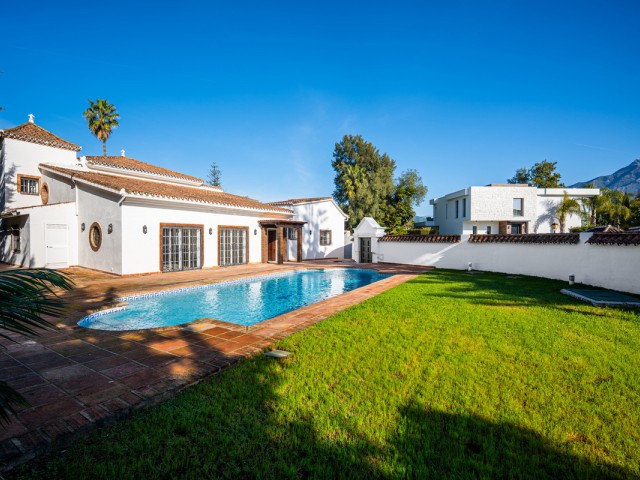 4 Schlafzimmer Villa in Nueva Andalucía