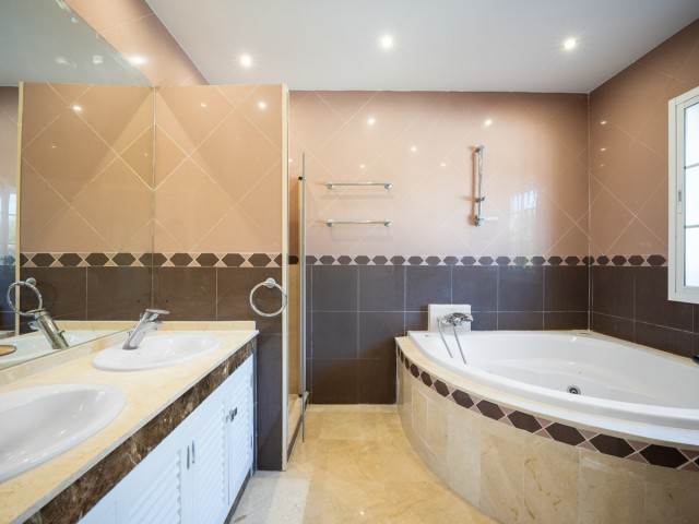 4 Schlafzimmer Villa in Nueva Andalucía