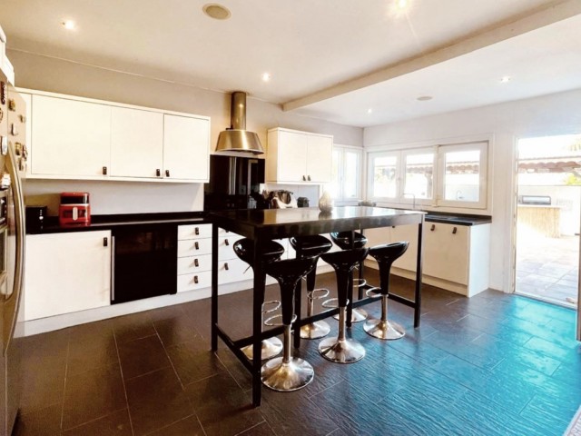 Villa avec 4 Chambres  à La Duquesa