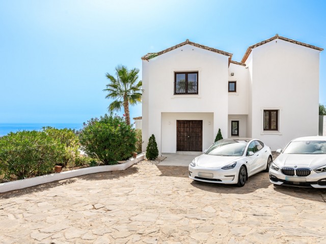 5 Bedrooms Villa in Estepona