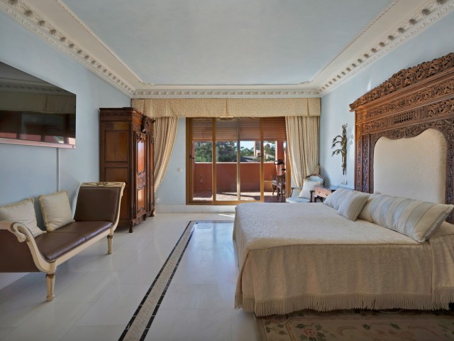 5 Bedrooms Apartment in Guadalmina Baja