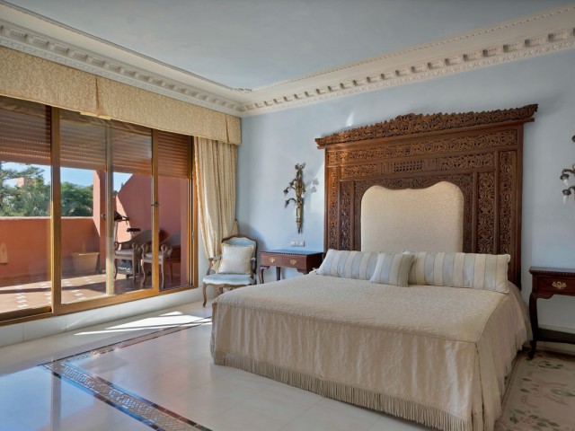 5 Bedrooms Apartment in Guadalmina Baja