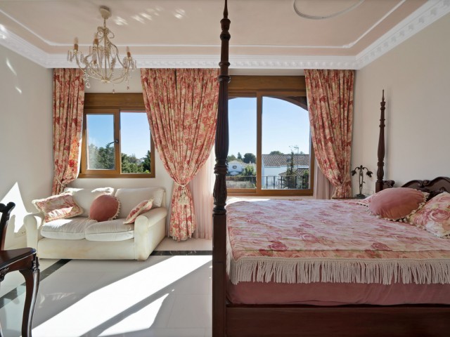5 Bedrooms Apartment in Guadalmina Baja