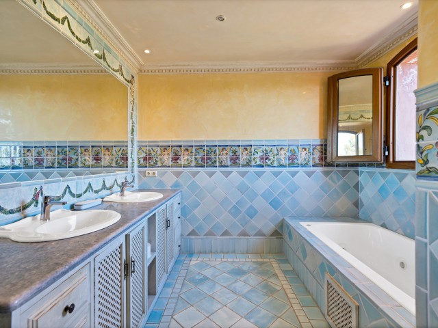 5 Bedrooms Apartment in Guadalmina Baja