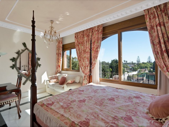 5 Bedrooms Apartment in Guadalmina Baja