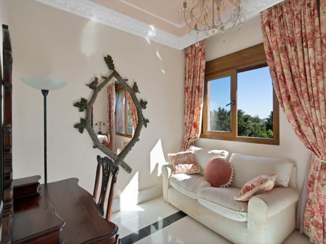 5 Bedrooms Apartment in Guadalmina Baja