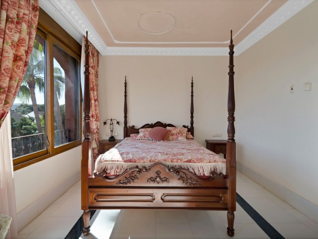 5 Bedrooms Apartment in Guadalmina Baja