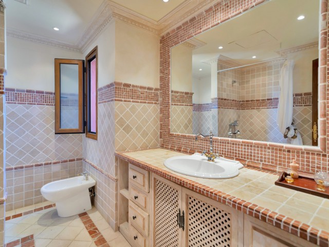 5 Bedrooms Apartment in Guadalmina Baja