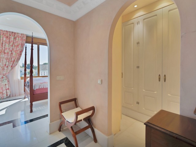 5 Bedrooms Apartment in Guadalmina Baja