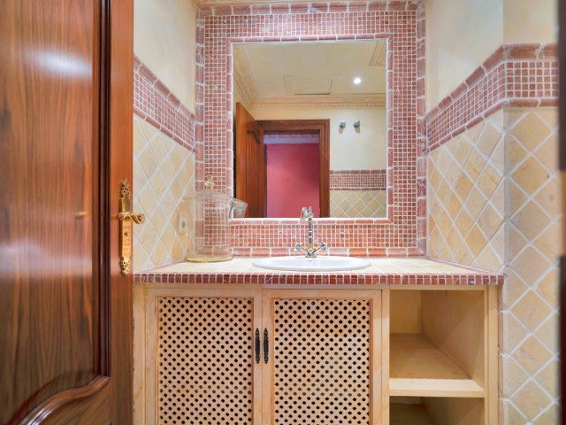 5 Bedrooms Apartment in Guadalmina Baja