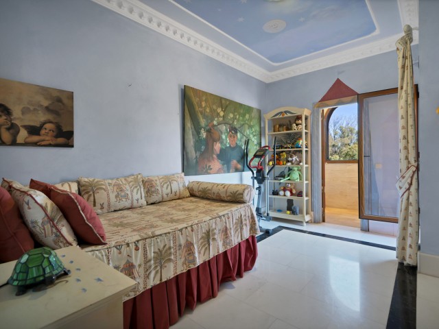 5 Bedrooms Apartment in Guadalmina Baja
