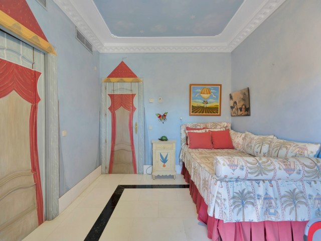 5 Bedrooms Apartment in Guadalmina Baja