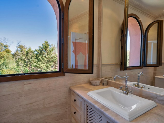 5 Bedrooms Apartment in Guadalmina Baja