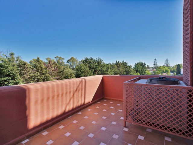 5 Bedrooms Apartment in Guadalmina Baja