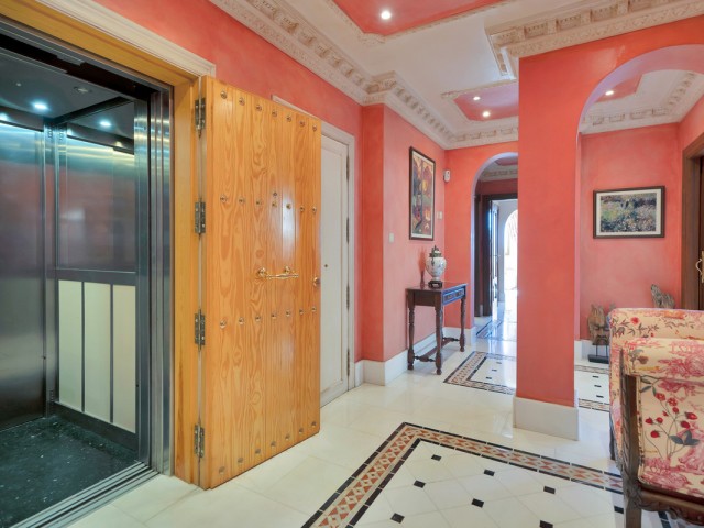 5 Bedrooms Apartment in Guadalmina Baja