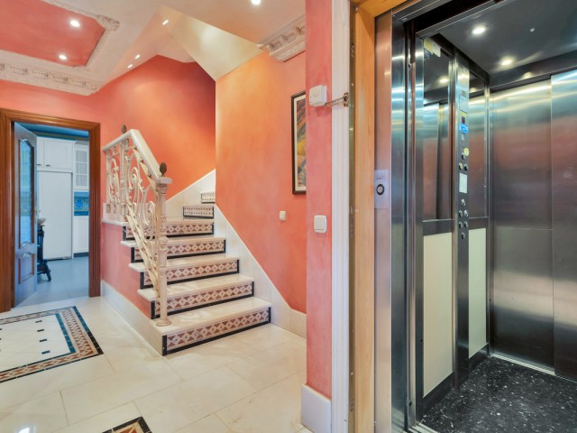 5 Bedrooms Apartment in Guadalmina Baja