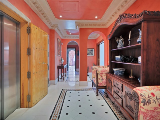 5 Bedrooms Apartment in Guadalmina Baja