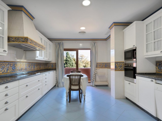5 Bedrooms Apartment in Guadalmina Baja