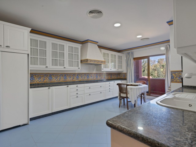 5 Bedrooms Apartment in Guadalmina Baja