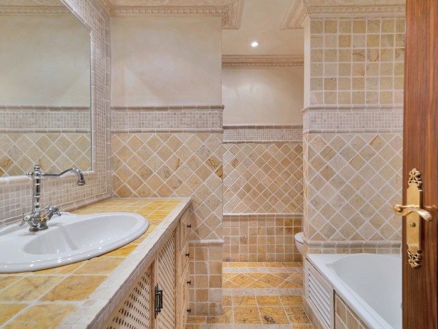 5 Bedrooms Apartment in Guadalmina Baja