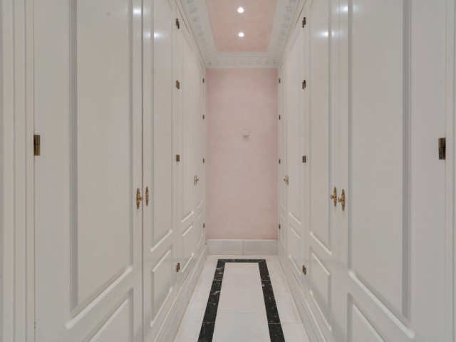 5 Bedrooms Apartment in Guadalmina Baja