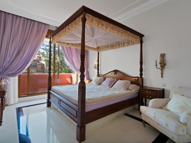 5 Bedrooms Apartment in Guadalmina Baja