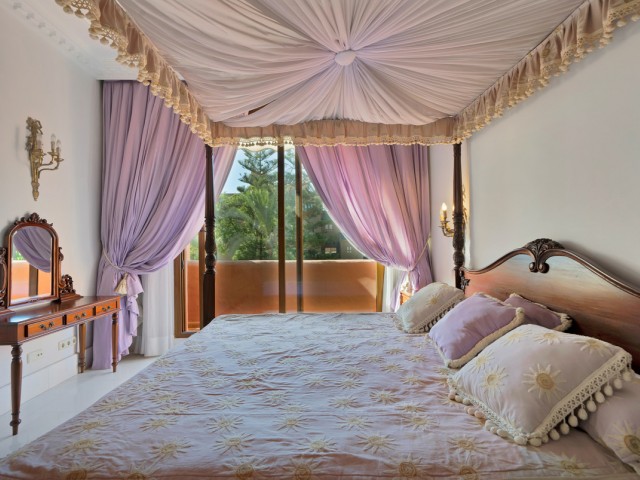 5 Bedrooms Apartment in Guadalmina Baja