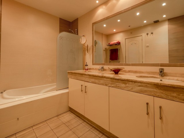 2 Makuuhuoneen Huoneisto Puerto Banús