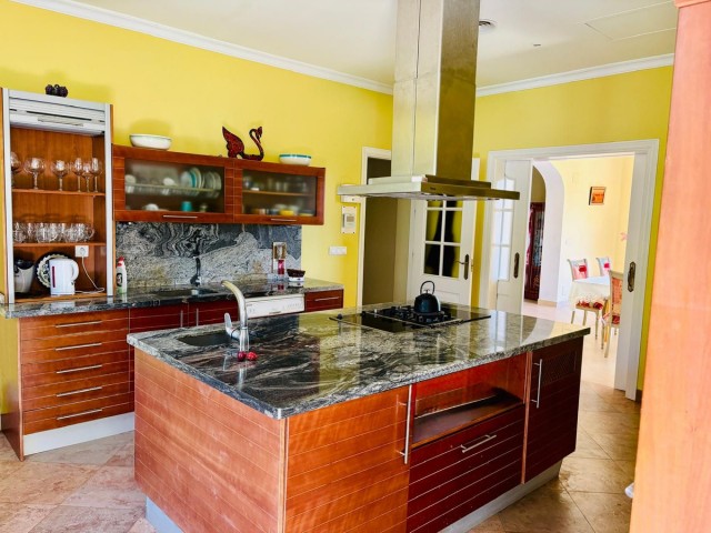 7 Schlafzimmer Villa in Estepona