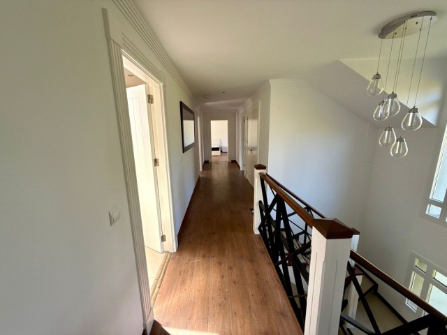 6 Makuuhuoneen Huvila Sotogrande Costa