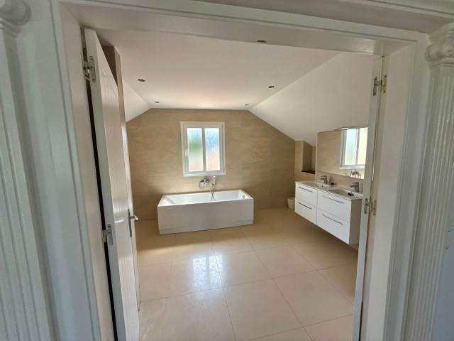 6 Makuuhuoneen Huvila Sotogrande Costa