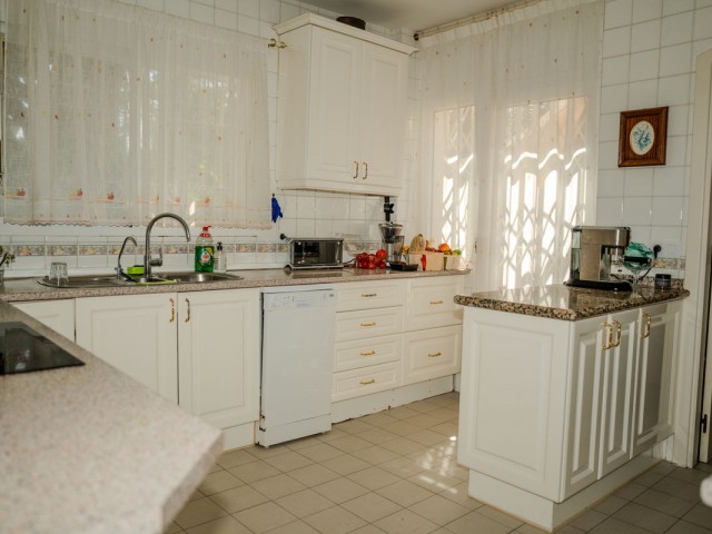 4 Bedrooms Villa in Elviria
