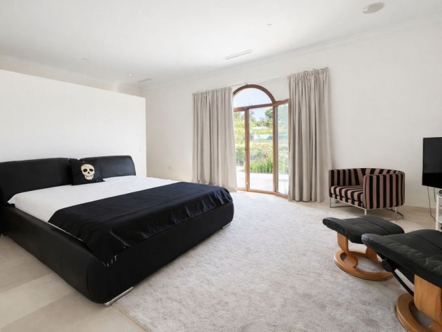 7 Soveroms Villa i Benahavís